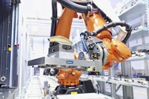 Robot-guided palletizing systems enable versatile production around the clock