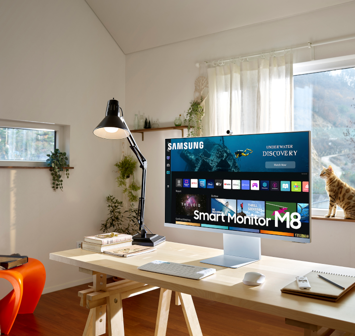 Novi „uradi sve" monitori podržavaju Smart Hub, pružajući savršenu kućnu kancelariju i okruženje za školske obaveze bez potrebe za povezivanjem sa računarom ili bilo kojim drugim spoljašnjim uređajem. Osim toga, monitor korisnicima omogućuje uživanje u raznim OTT uslugama kao što su Netflix, Samsung TV Plus i YouTube. 
Na osnovu popularnosti svog prvog pametnog monitora koji je predstavljen krajem 2020, Samsung je ove godine poboljšao svoju ponudu. Sada Samsung nudi 11 vrhunskih pametnih monitora, uključujući modele M8, M7 i M5.
Konkretno, svestrani novi M8 karakteriše legendarni tanak dizajn i dolazi u četiri, privlačne nove boje - topla bela, ružičasta, svetloplava i prolećno zelena. Elegantan dizajn M8 monitora dobro se uklapa u svako okruženje, zadovoljavajući niz različitih zahteva korisnika. 
Osim toga, uklonjiva kamera SlimFit Cam M8, aplikacija za videokonferencije i druge inovativne tehnologije prikaza, glavni su pokretači njegove popularnosti jer se ljudi prilagođavaju novim životnim stilovima – poput rada od kuće i školovanja od kuće. 