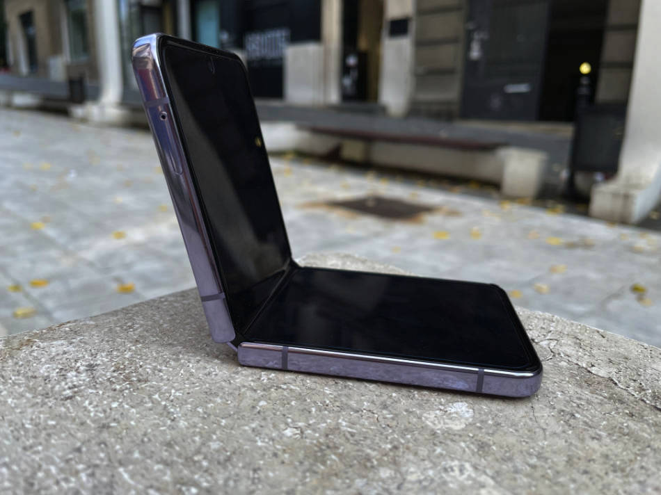 Galaxy Z Flip 4 strange view
