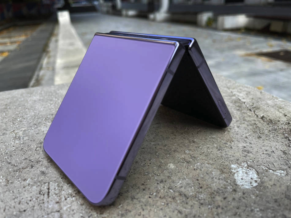 Galaxy Z Flip 4 semiopen