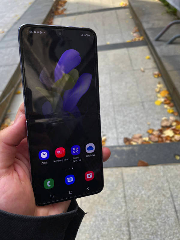 Galaxy Z Flip 4 front